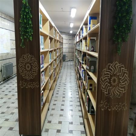 قفسه کتب از نمای نزدیک